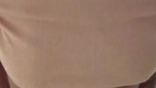 This pregnant woman knows how to seduce with her beautiful pussy 