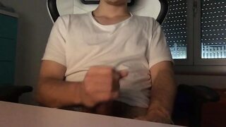 CHICO ADOLESCENTE SE CORRE ENCIMA DE SU CAMISETA