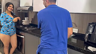 I seduce the plumber in my pajamas because my husband doesn′t fuck me every day - Mia Montielth