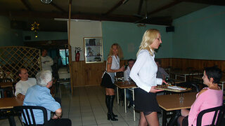 Serveus anales sodo au restaurant