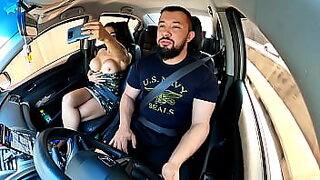 Her horny🥵 ride-hopper flaunts flesh sans undies, Uber Joe gets