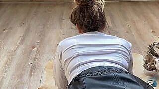 Sexy secretary's skirt split for boss's hot hardon, thirsty for