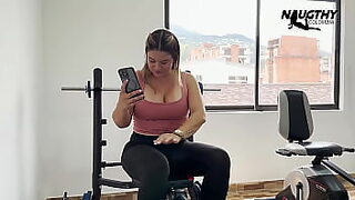 He Gym Jizzes While Chatting His Crush