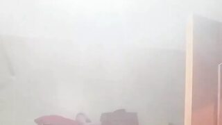 Hot淫荡 Bitch Masturbates激烈 in the Wet浴室