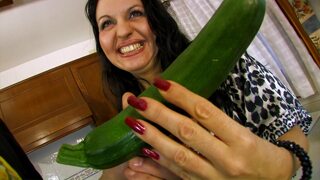 Chubby mature fills up her ass🍑 and pussy✌