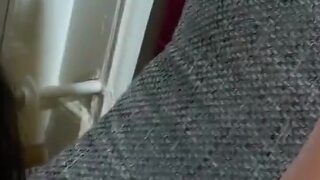 Esluna Love mi lecca e si masturba con la figa pelosa!