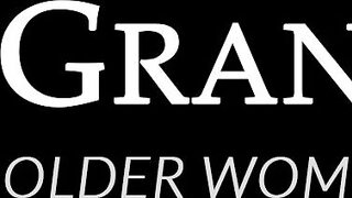 肥胖红色头母狗吸吮鸡巴，同时用手指操逼