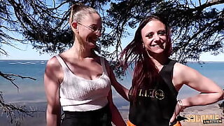 Two horny🥵 broads gang-bang Arianna in a sleazy anal👌 FFH