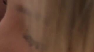 Amirah in latex si fa leccare la figa bagnata!