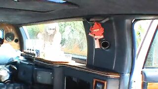 Retro sleaze alert! 2 babes share a cock🌭 in a