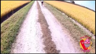 Ladymuffin in camporella con la canaglia