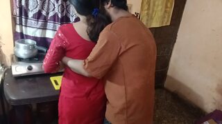 Aaj aunty kitchen me sabzi bana rahe thi wahi pe aunty ki chudai kar di hindi audio full video